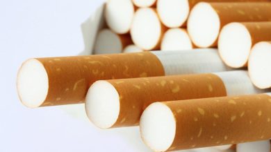 صورة زيادات تتراوح بين درهم ودرهمين في أسعار علب التبغ مع بداية 2022