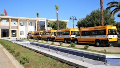 صورة عامل العرائش يشرف على توزيع 26 حافلة خاصة بالنقل المدرسي