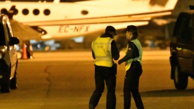 صورة فرار 28 مسافر مغربي بمطار برشلونة بعد تظاهر إمرأة بالمخاض