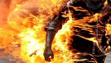 صورة مهاجر يقدم على إحراق نفسه أمام قنصلية مغربية بأوروبا